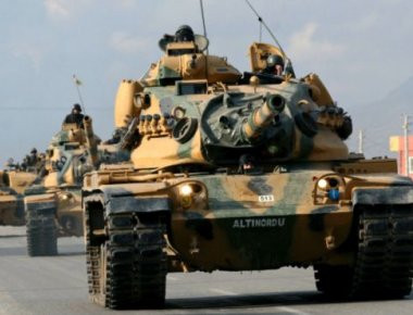 Τουρκικά άρματα μάχης βόρεια από την Ράκκα (βίντεο)